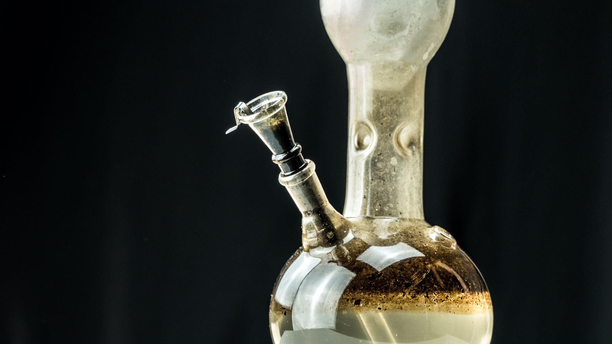 Is It Bad To Smoke Out Of A Dirty Bong? Here’s What The Experts Say